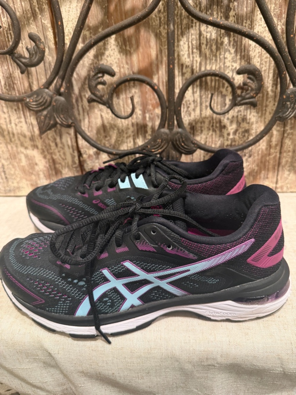 Asics GT-2000 7 Women Black Skylight Running Shoes size 8 great condtion